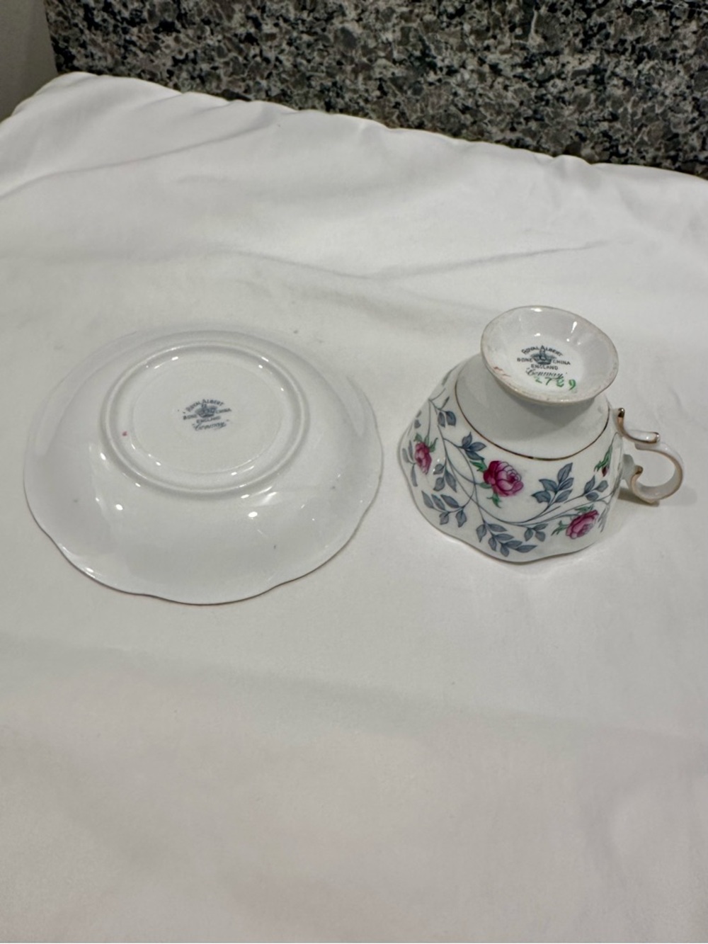 Vintage Royal Albert "Conway" Teacup and Saucer Set – Pink Roses, 22K Gold Trim - Picture 9 of 11